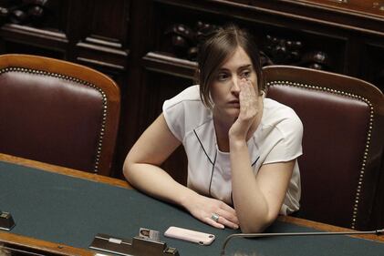 Boschi aggressiva: vestitino attillato e tacchi vertiginosi 8
