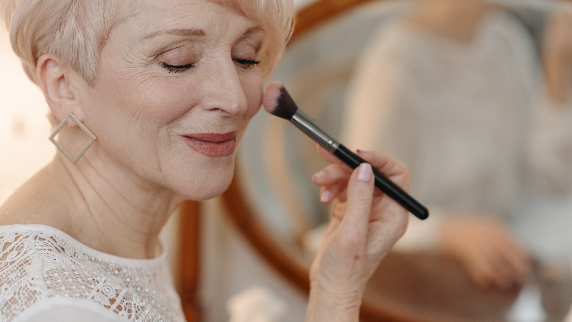 Contouring: come valorizzare il volto con il trucco a 60 anni