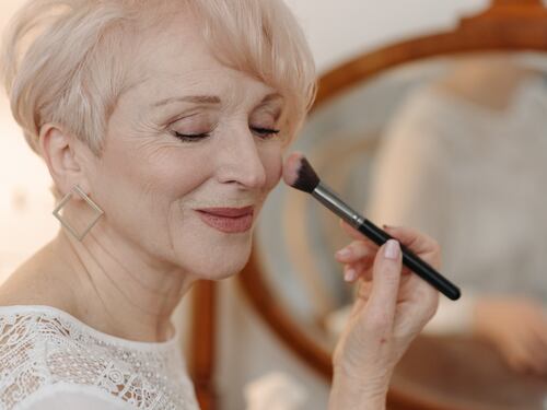 Contouring: come valorizzare il volto con il trucco a 60 anni