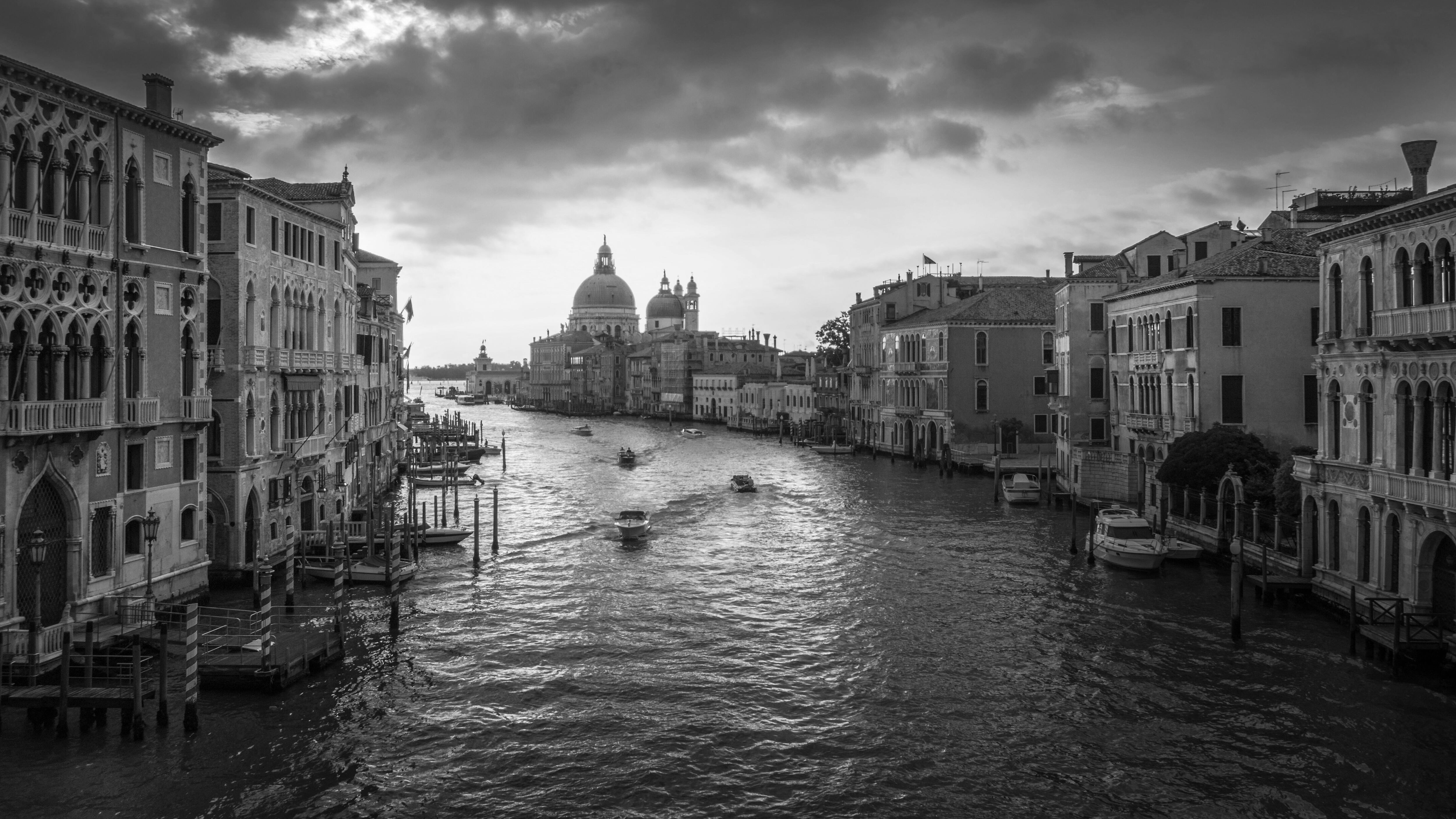 Ombre d'Oriente su una Venezia noir