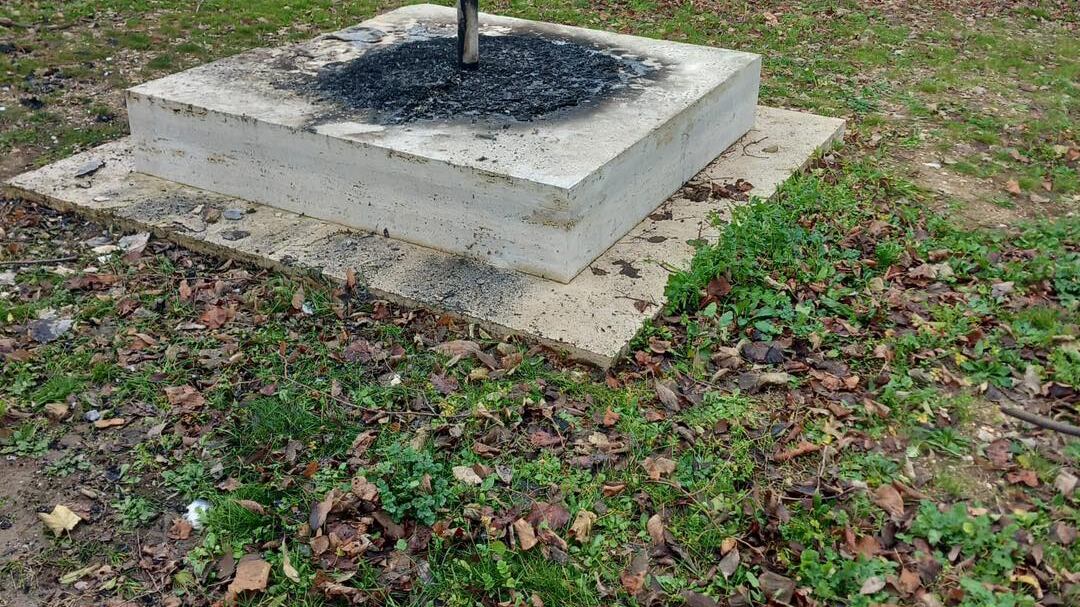 Fanno esplodere la scultura dedicata ai donatori del sangue: il folle "gioco" di quattro adulti