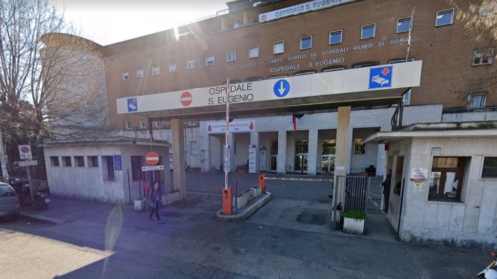 La serata al bar con gli amici, poi si dà fuoco in strada