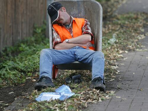 Operai "non si impegnano". Titolare: "Da oggi vi pago per star seduti"