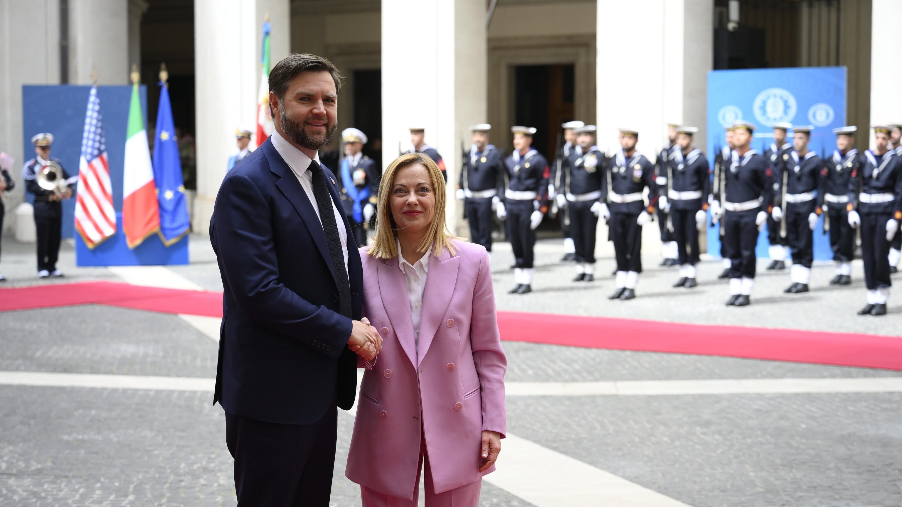 Meloni accoglie JD Vance a Palazzo Chigi: "Parleremo dei negoziati con l’Ue sui dazi"