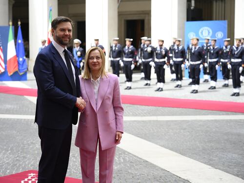 Meloni accoglie JD Vance a Palazzo Chigi: "Parleremo dei negoziati con l’Ue sui dazi"
