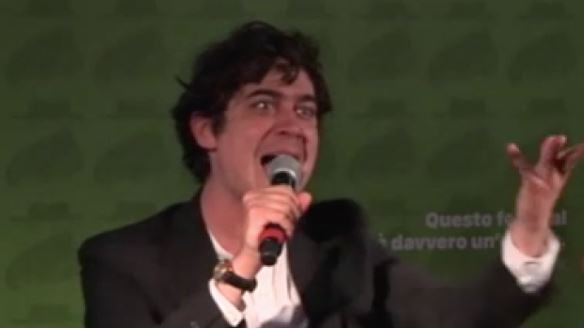 Riccardo Scamarcio inveisce contro il pubblico: "Dovete stare zitti"