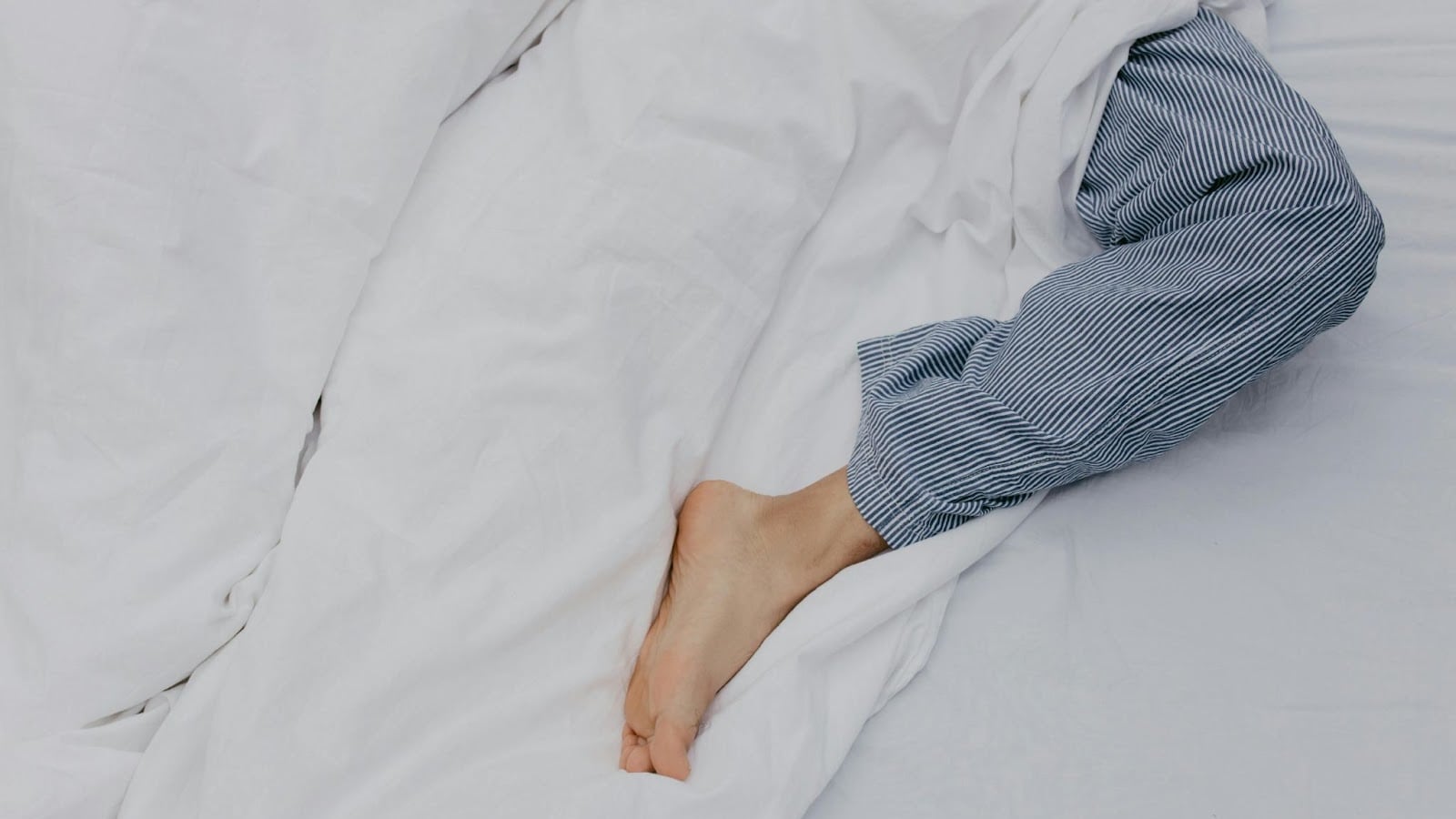 Crampi notturni alle gambe, perché aumentano dopo i 60 anni: come prevenire e trattarli