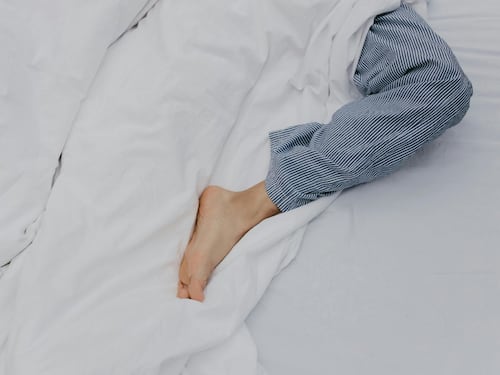 Crampi notturni alle gambe, perché aumentano dopo i 60 anni: come prevenire e trattarli