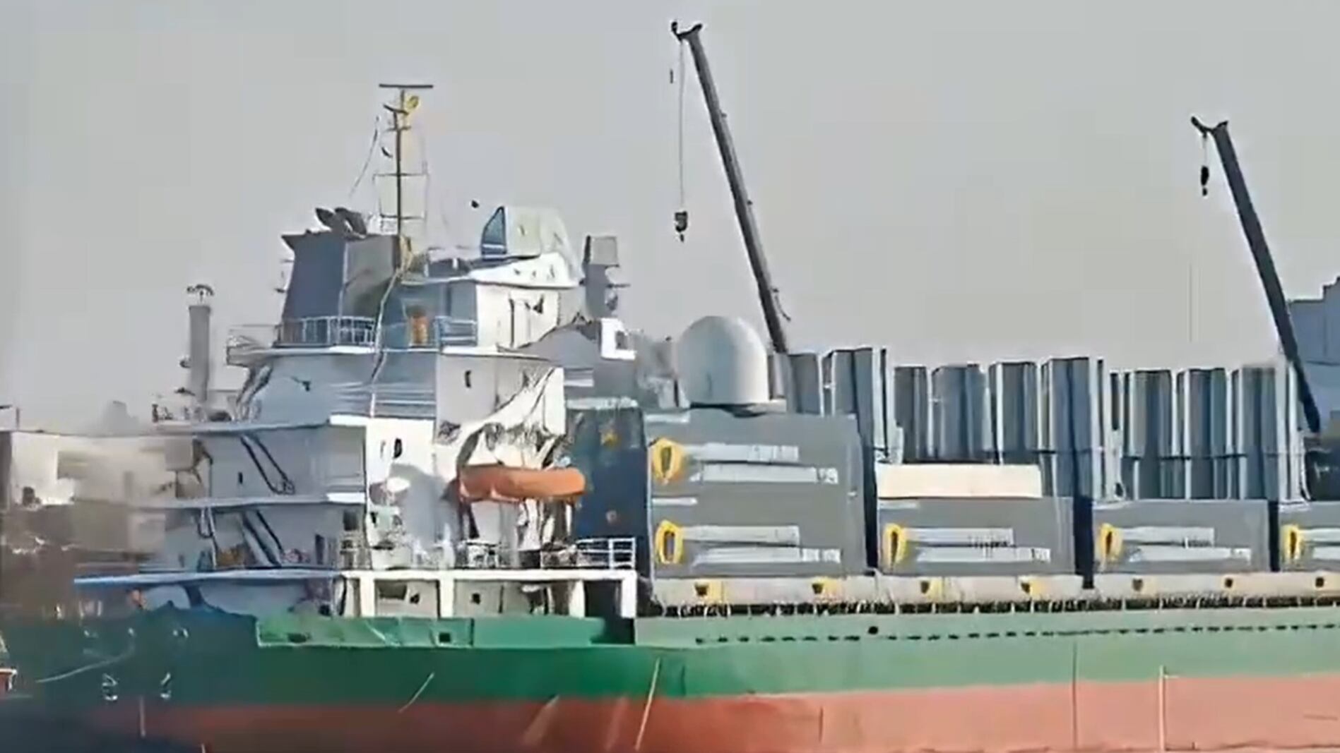 “Può trasportare lanciamissili e nascondersi”: ecco la super nave cinese che spaventa Taiwan