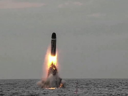 La Francia testa la sua capacità nucleare. Macron: “Per essere liberi, bisogna incutere timore”