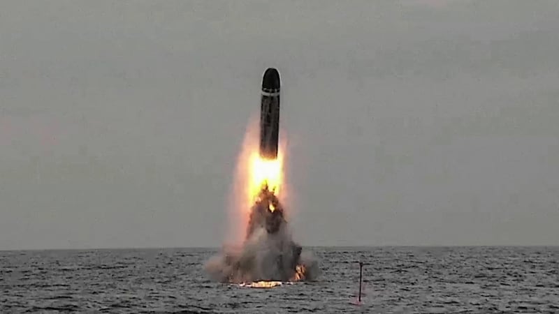 La Francia testa la sua capacità nucleare. Macron: “Per essere liberi, bisogna incutere timore”