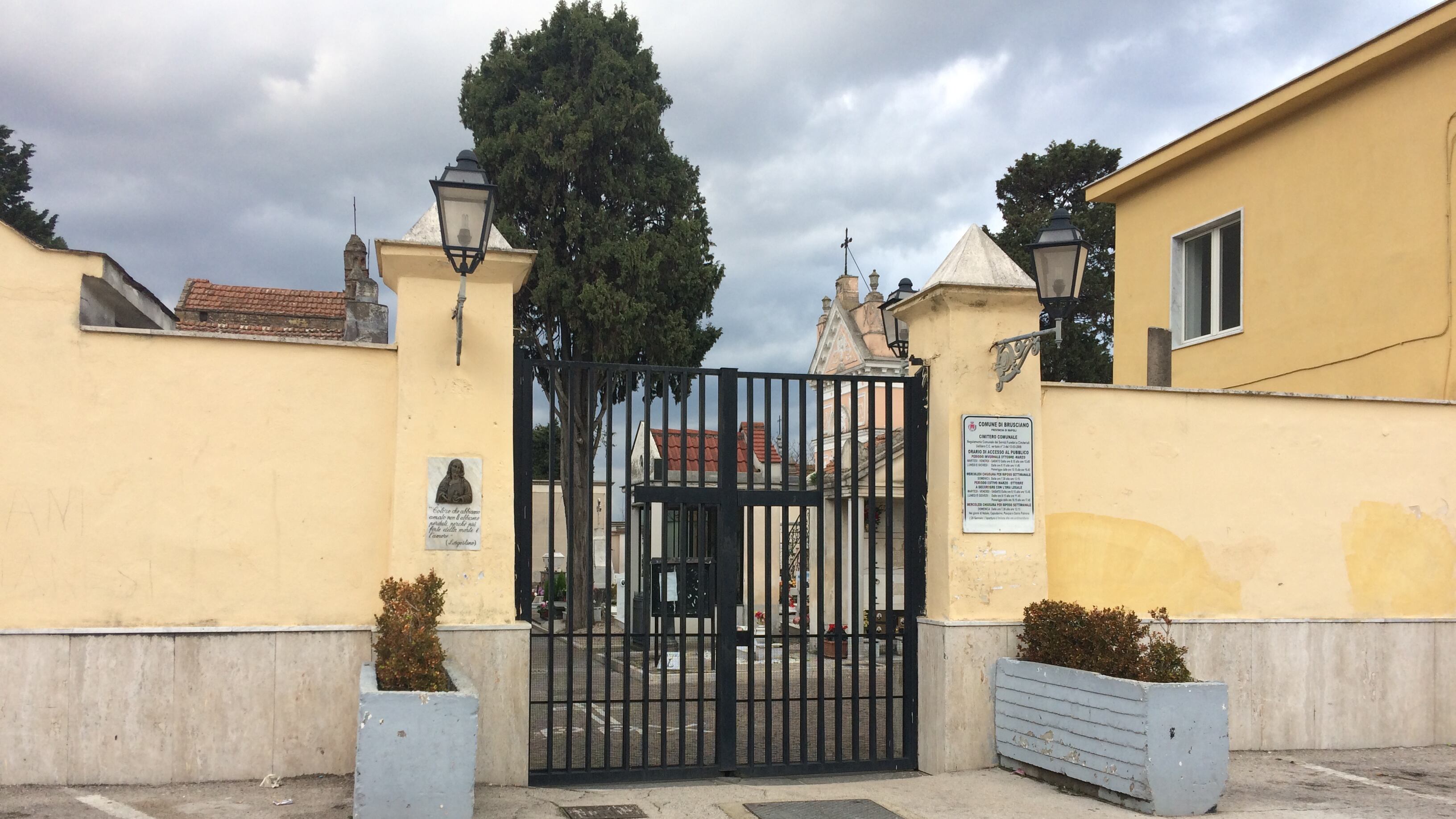 Agguato fuori al cimitero: ambulante ferito gravemente