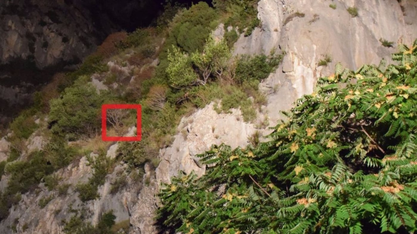 Quei migranti intrappolati a 100 metri sul "Passo della morte"