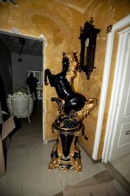 Lo sfarzo kitsch nei villini abusivi dei Casamonica 7