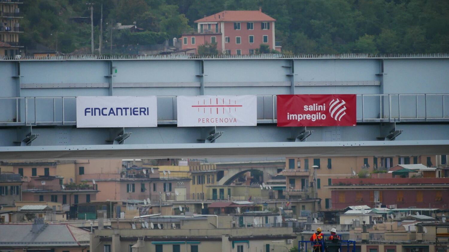Il "varo ad alta quota" del primo pezzo del Ponte di Genova 4