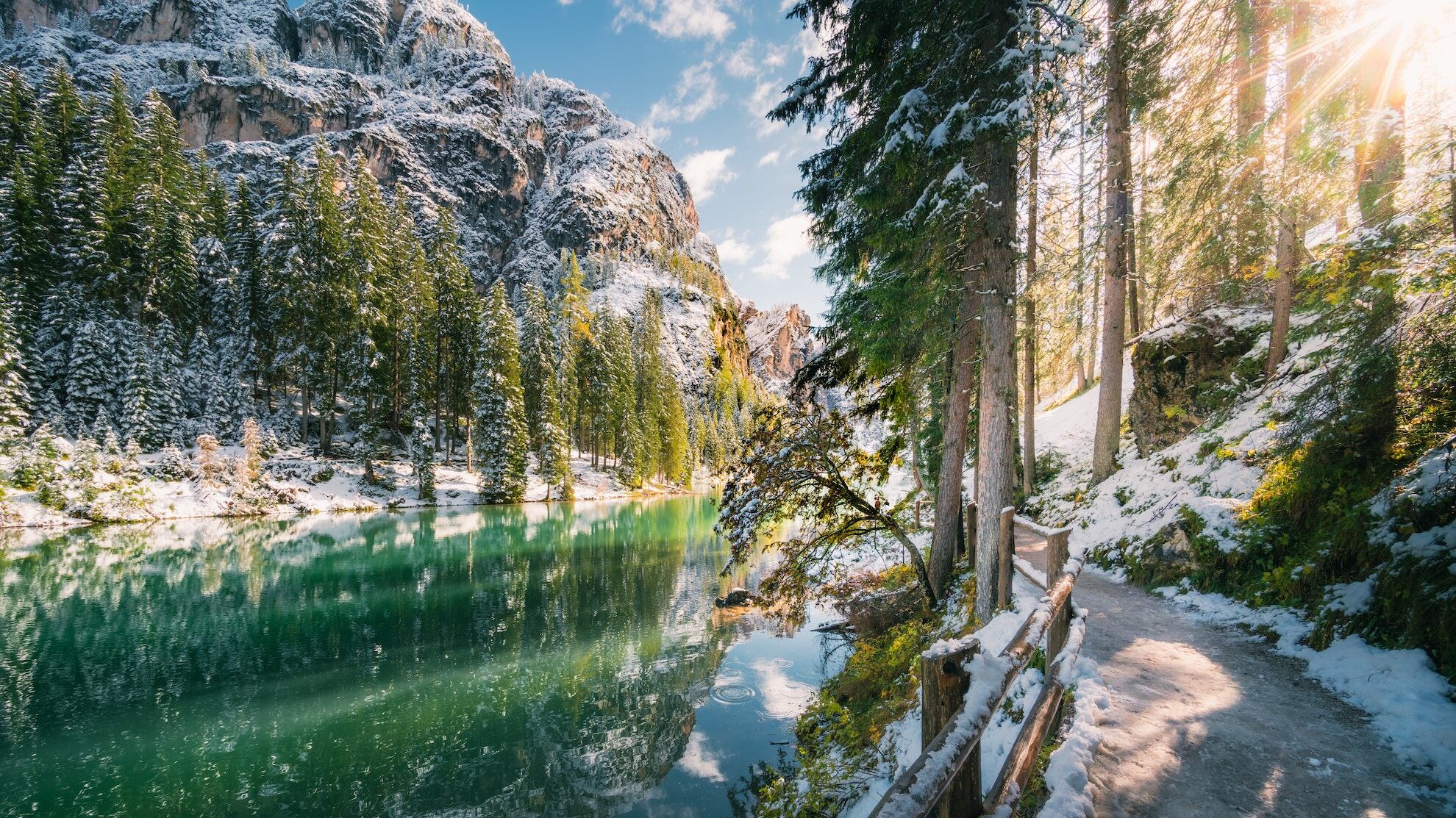 Alto Adige, cede il lago ghiacciato: grave bimbo di 7 mesi