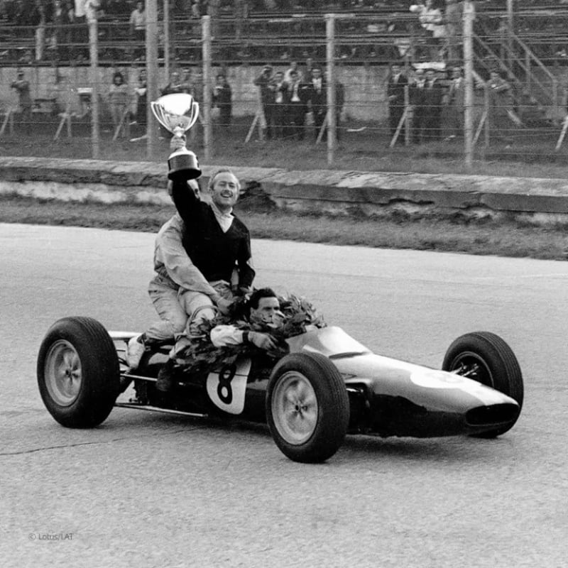 Colin Chapman festeggia con Jim Clark