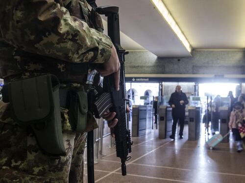 Il piano del governo per scovare i lupi solitari: 007 a caccia dei terroristi