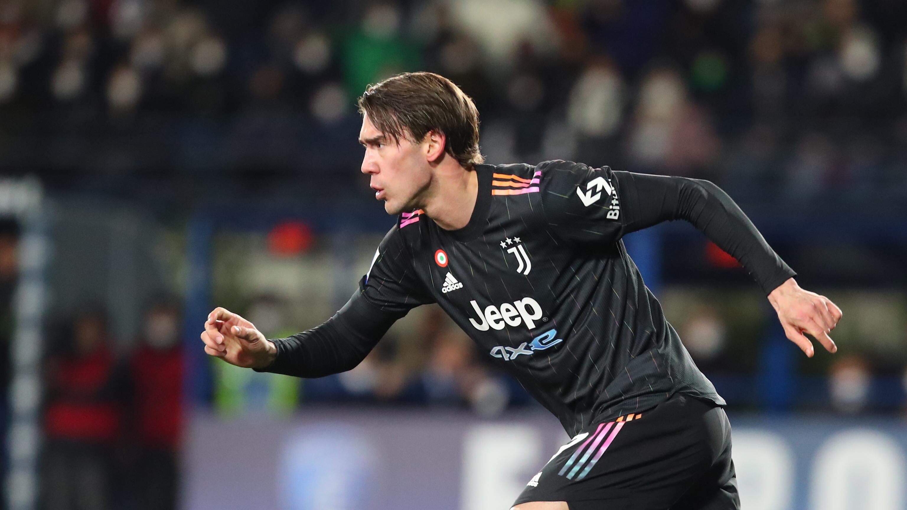 Vlahovic torna a Firenze tra fischi e appelli di pace