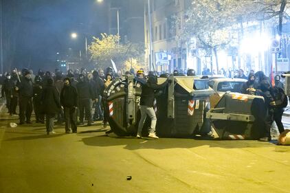 Scontro tra anarchici e polizia al corteo di Roma per Cospito 6