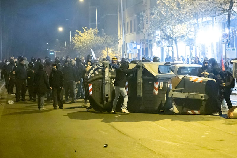 Scontro tra anarchici e polizia al corteo di Roma per Cospito 6