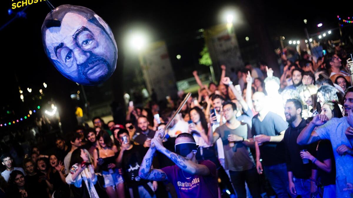Pignatta della vergogna a Roma: testa di Salvini presa a bastonate