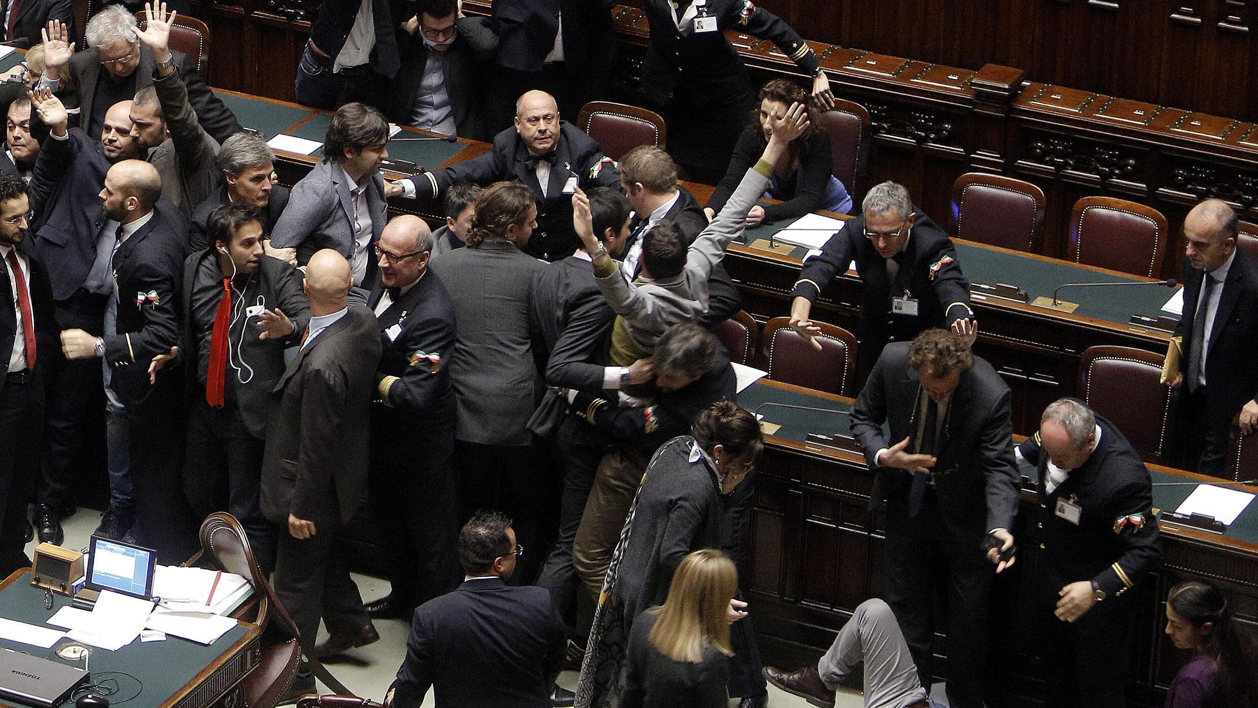 Imu, decreto approvato non si paga seconda rata. Ma scoppia la baggare in Aula