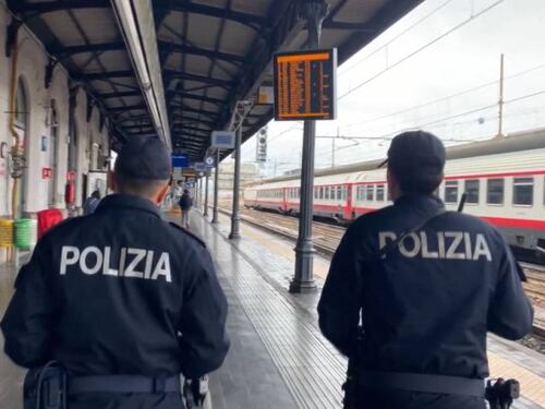 Steso sui binari blocca i treni. La furia del rifugiato che colpisce i poliziotti