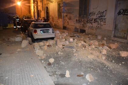 Paura a Lecce, crolla parte di un edificio in pieno centro storico 1