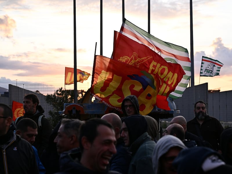 Genova, continuano le proteste dei lavoratori dell’ex Ilva di Cornigliano. Occupato l’aeroporto di Genova