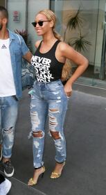 Beyonce a New York, jeans strappati e curve mozzafiato 6