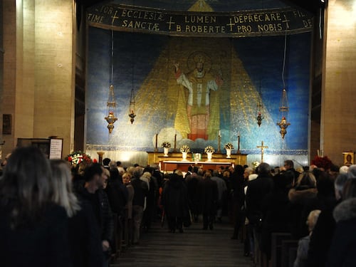 A Roma l'ultimo addio a Virna Lisi. L'abbraccio di amici e colleghi