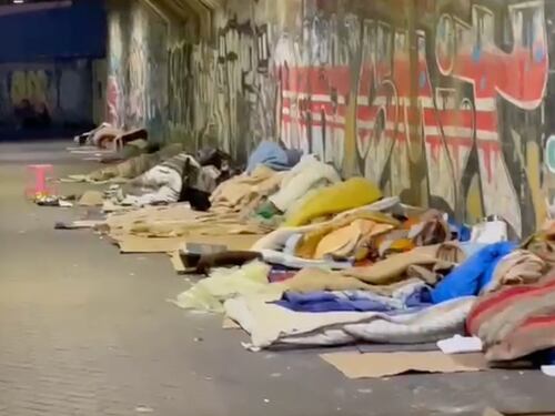 "È il fallimento del Pd milanese". Lungo il naviglio bivacchi di clandestini fuori controllo