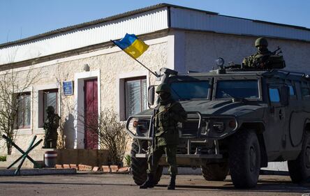 Uomini armati di guardia alla base di Pervalnoye 3