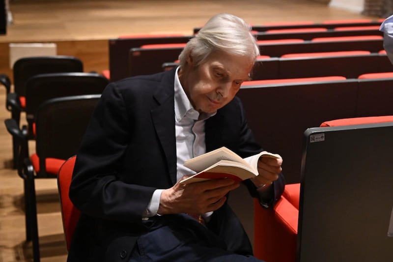 Accanto a Sgarbi, che con voce flebile dice cose struggenti
