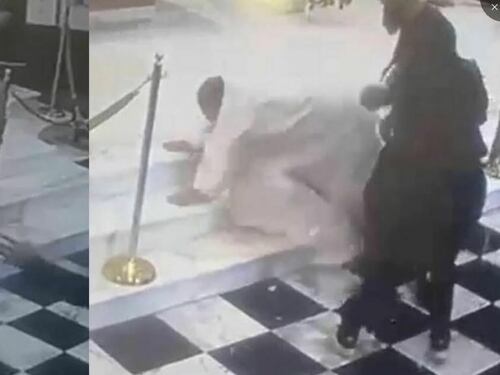 La messa è in ritardo e il prete viene picchiato in chiesa