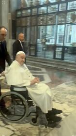 Papa Francesco nella Basilica di Santa Maria Maggiore: la preghiera e le rose. Le immagini 4