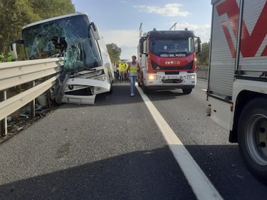 Grave incidente sull'A1, il pullman si ribalta. Le immagini dei vigili del fuoco 3