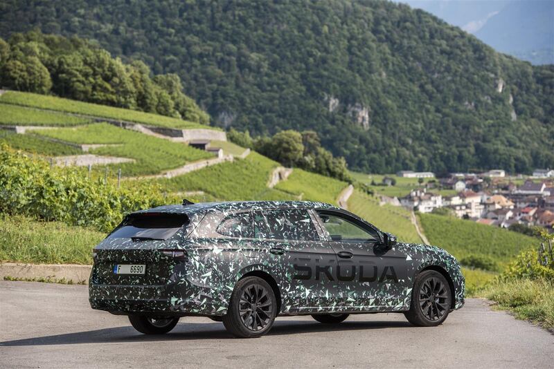 Nuova Skoda Superb, guarda le prime immagini 3