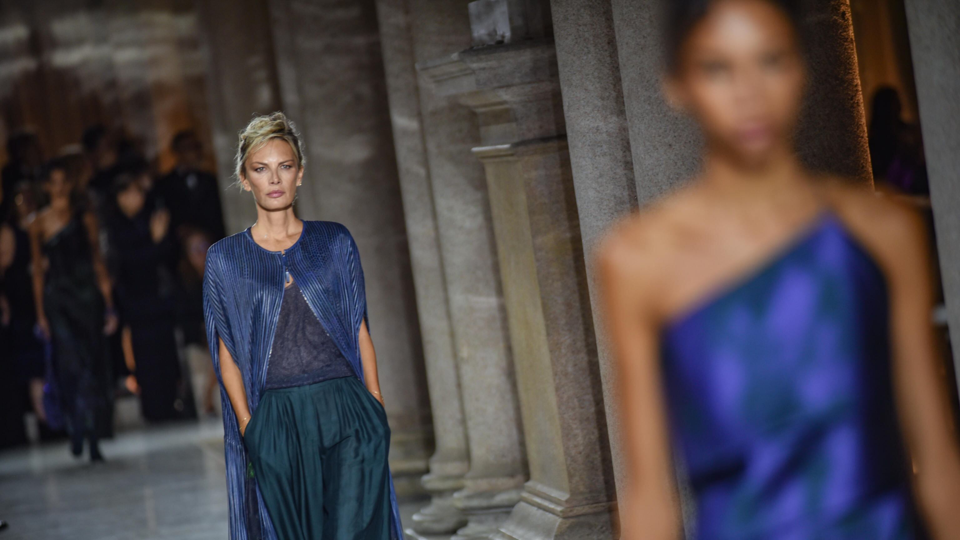 Blu eterno: quel colore-eredità di Giorgio Armani perfetto per le over 50
