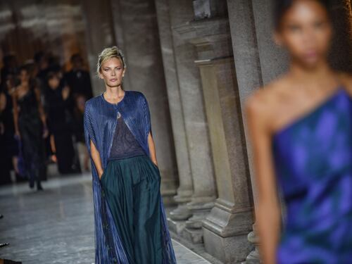 Blu eterno: quel colore-eredità di Giorgio Armani perfetto per le over 50