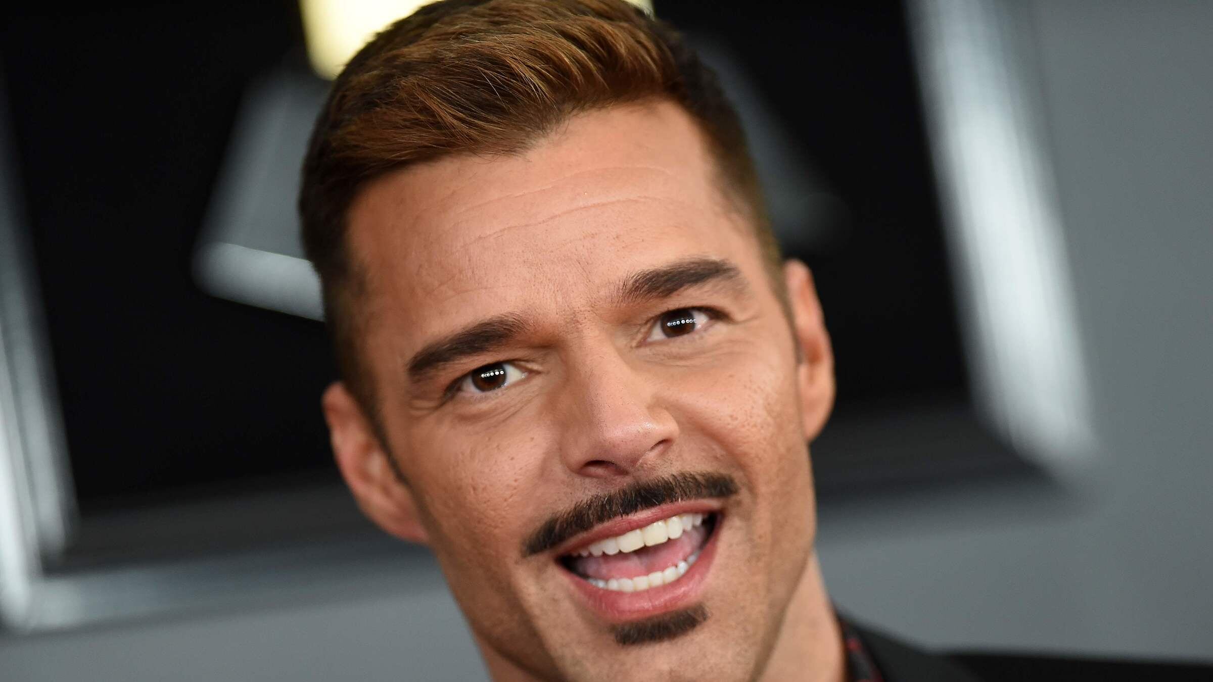 Via il governatore. Offese via chat pure a Ricky Martin