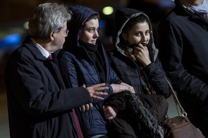 Greta Ramelli e Vanessa Marzullo con il ministro Gentiloni dopo il rientro in Italia