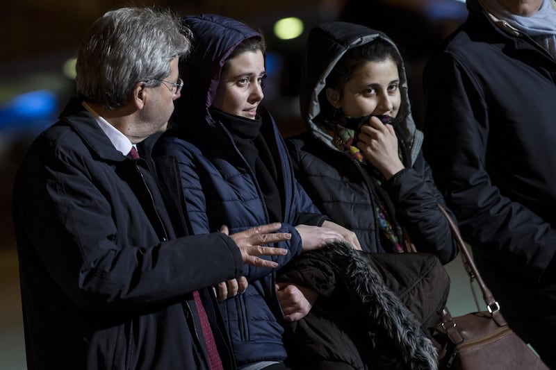 Greta Ramelli e Vanessa Marzullo con il ministro Gentiloni dopo il rientro in Italia