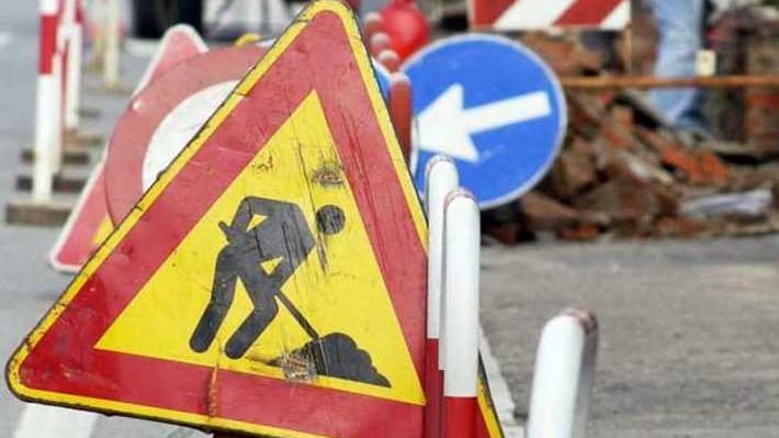 I lavori bloccano la strada. L'ira dei residenti: "Siamo rinchiusi in casa"