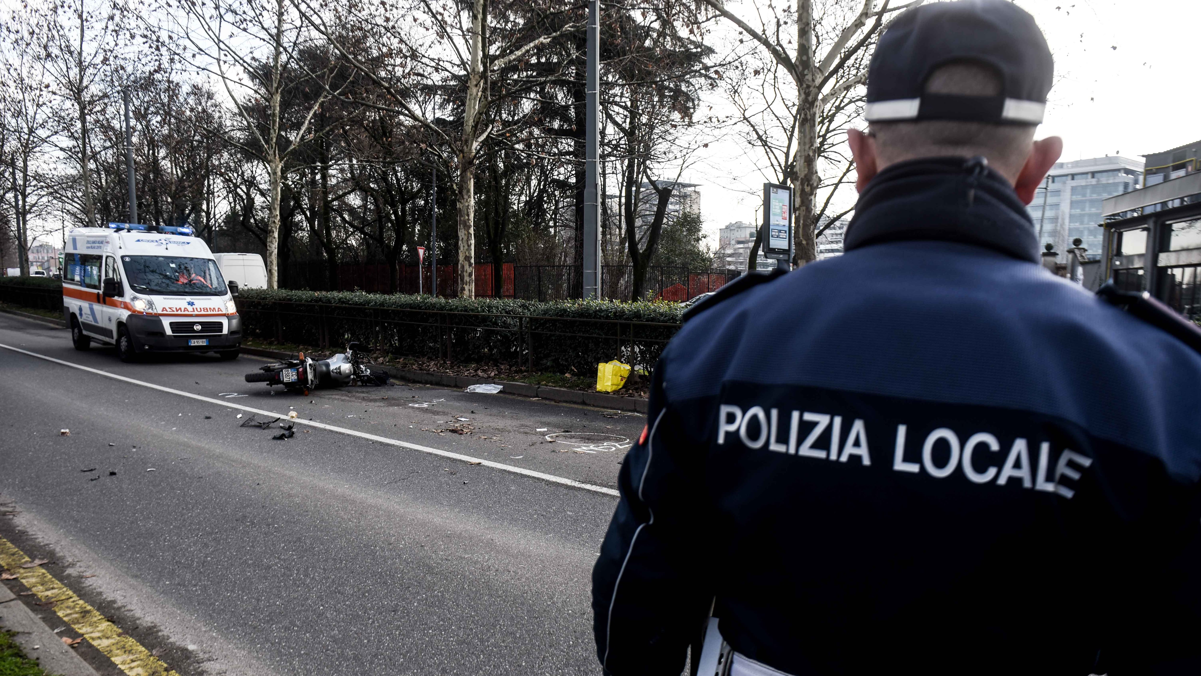 Un vigile urbano ucciso a colpi di pistola davanti casa