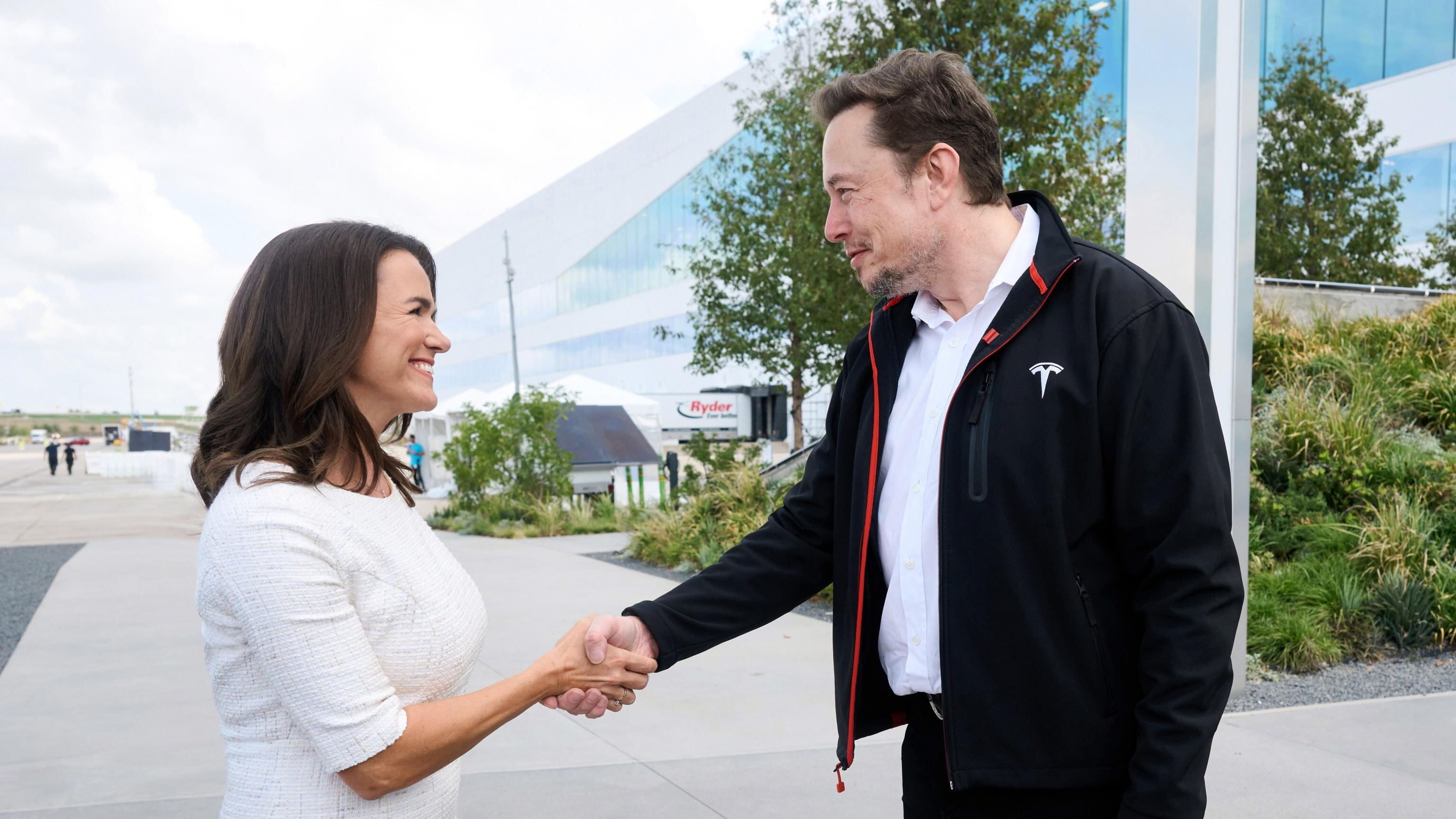 Musk accusa i tedeschi: "Violate la sovranità". E intanto la Germania blinda i confini a est