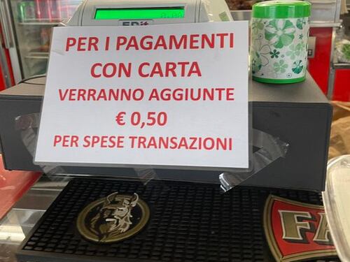 "Se paghi col pos sono 50 centesimi in più". A Prato scoppia la polemica