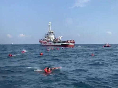 Così i migranti sfidano l'Italia: dalla Open Arms alla costa a nuoto