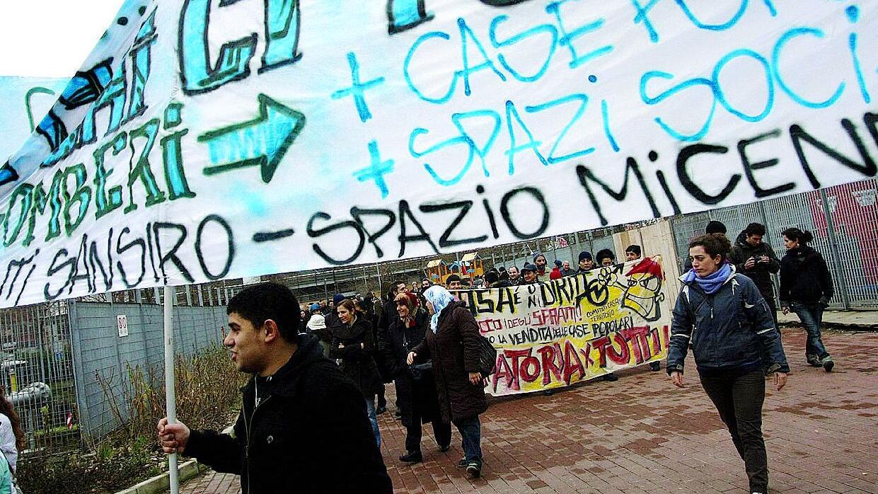 I moralisti della sinistra condannano gli stilisti e celebrano gli abusivi